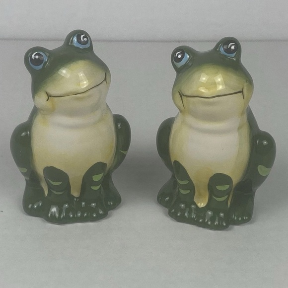 2000s Vintage | NWT Frog Salt & Pepper Shakers | Ceramic Green Polka Dot Toad | - Picture 1 of 10